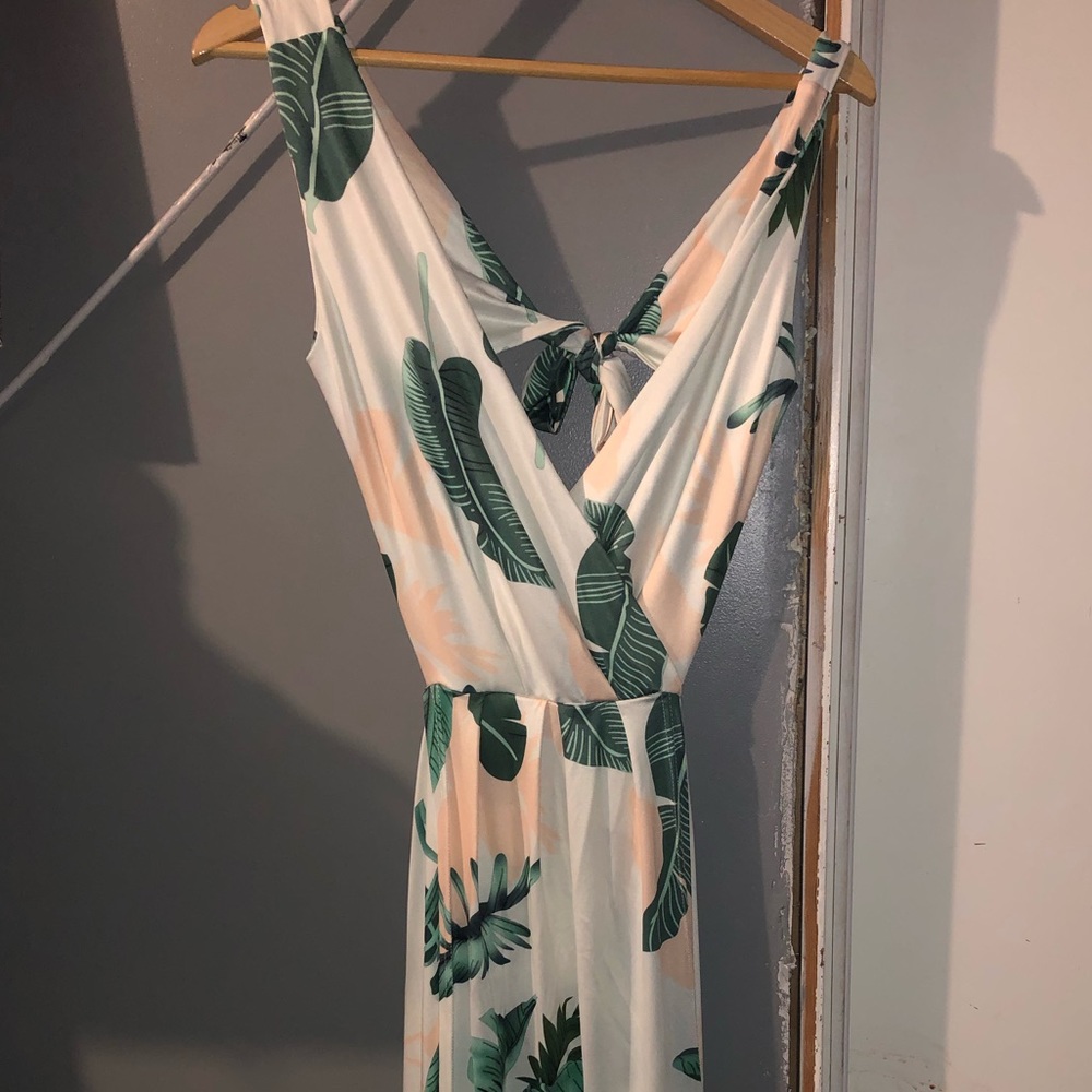 ♦️Long Floor Length Dress W/ Open Back♦️